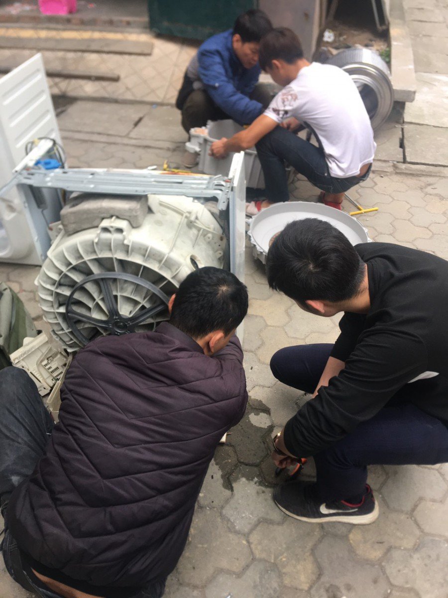 Học viên sửa chữa điện tử điện lạnh thực tế
